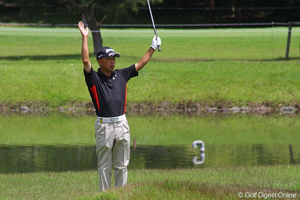 2012年 スターツシニアゴルフトーナメント 事前情報 植田浩史 8番（パー3）でチップインバーディを決め、手を挙げて喜ぶ前回覇者の植田浩史