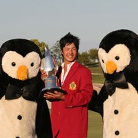 ツアー最年少優勝を果たした石川遼は表彰式も満面の笑顔だった マンシングウェアオープンKSBカップ最終日