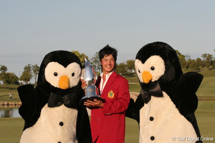 ツアー最年少優勝を果たした石川遼は表彰式も満面の笑顔だった マンシングウェアオープンKSBカップ最終日
