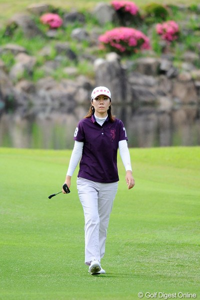 2012年 サントリーレディスオープンゴルフトーナメント 3日目 李知姫 スコアが伸び悩んだと悔やむ李知姫。5打差に白旗を揚げるが内心は・・・