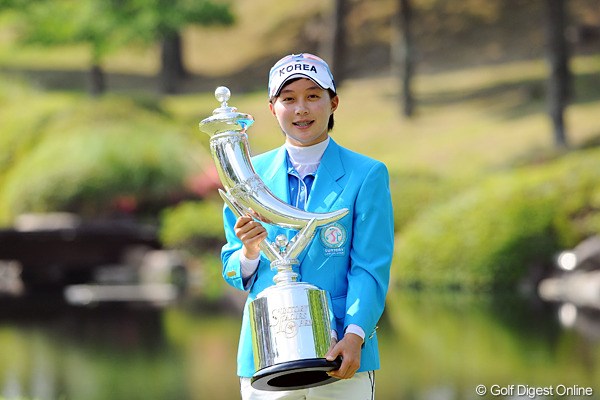 2012年 サントリーレディスオープンゴルフトーナメント 最終日 キム・ヒョージュ 数々のツアー記録を塗り替え、韓国出身、16歳のアマチュア、キム・ヒョージュ逆転優勝を飾った