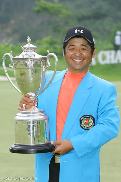 日本プロゴルフ選手権大会最終日 2005年以来となる嬉しい復活優勝を遂げた伊澤利光