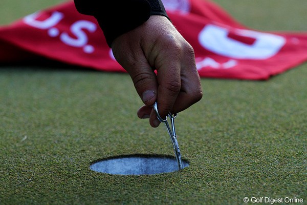 2012年 全米オープン 最終日 仕上げ ゴルフコースは広大でも、カップ周りは鼻毛切りを使って丁寧に整えてます