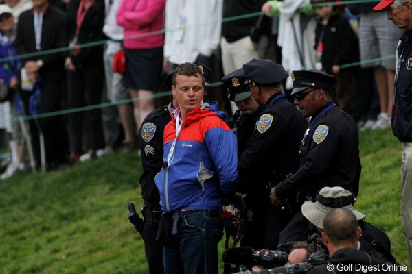 2012年 全米オープン 最終日 酔っ払い 表彰式に乱入した酔っ払いは、即座に取り押さえられました。会場には何人もの警官が警備しています