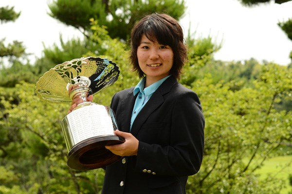 2012年 日本女子アマチュアゴルフ選手権競技 最終日 比嘉真美子 大会2連覇を達成し、来月に迫ったプロテストに向けて弾みをつけた比嘉真美子（写真提供／JGA）