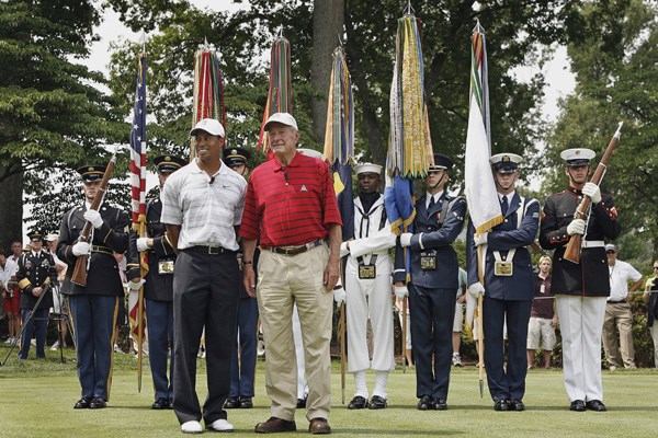 07年のオープニングセレモニーにはブッシュ元大統領が招待され、プレーを披露した。（Hunter Martin/Getty Images）