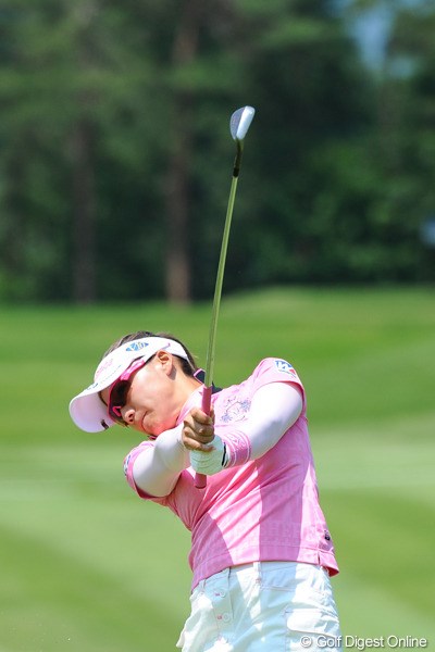 2012年 日医工女子オープンゴルフトーナメント 初日 有村智恵 なにをしてくれるの智恵ちゃん！1バーディ、2ボギーのらしくないプレーで、明日はトップの8時スタートやんか！46位T
