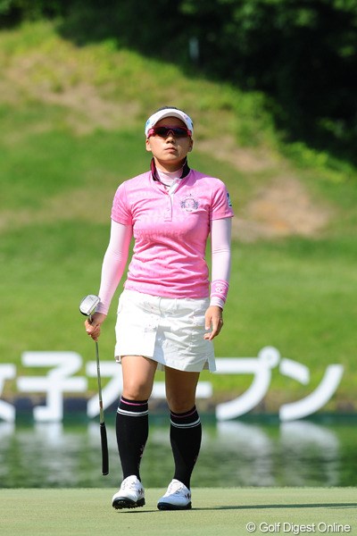 2012年 日医工女子オープンゴルフトーナメント 初日 有村智恵 噛み合いの悪さが目立ち、1オーバーの46位タイと出遅る初日となった有村智恵