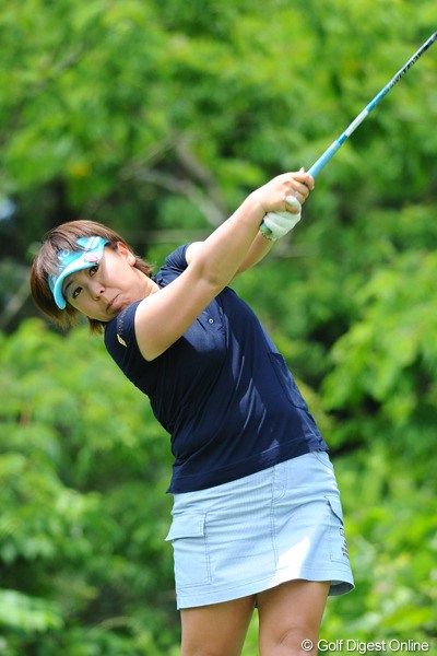 2012年 日医工女子オープンゴルフトーナメント 2日目 吉田弓美子 ド迫力系です。今シーズン調子良いです。花粉症の季節が終わり、いよいよ本格始動のようです。姐御への道を切り開いてクラハイ！5位T