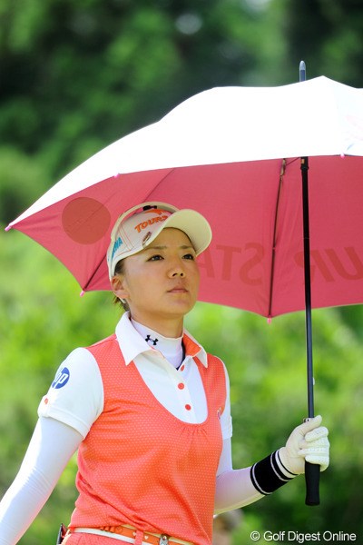 2012年 日医工女子オープンゴルフトーナメント 2日目 有村智恵 さすがはチエゾー姐さんですワ。昨日のスコアなら予選落ちの危機やったけど、きっちり2つ伸ばして46位から首位と6打差の17位タイに復活してくれはりました。