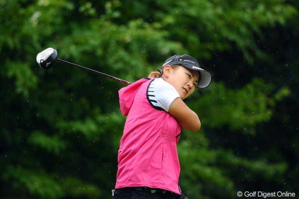 2012年 日医工女子オープンゴルフトーナメント 最終日 成田美寿々 まだプロテストには合格してないそうで、いわゆるQT上位の単年登録選手やそうです。それでも既に500万円以上稼いでます。強いやん！8位
