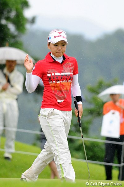 2012年 日医工女子オープンゴルフトーナメント 最終日 有村智恵 スコアは2つ落としたけど、順位は3つ上がって17位タイ。そんだけ厳しい試合やったっちゅうことですワ。バーディを2回とも撮ったけど、ご不満のご様子でした…。