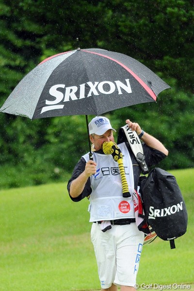 2012年 日医工女子オープンゴルフトーナメント 最終日 藤本麻子のキャディ 何ぼお腹がすいたからいうて、ヘッドカバーを食べんでも！雨の日のキャディ（藤本麻子のキャディ：ゲーリー）さんは両手だけでは足らんのですワ。