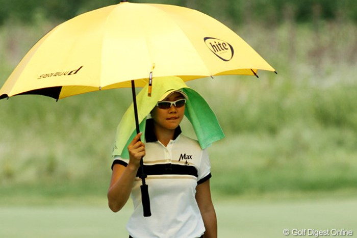 日傘＋クーリングタオルで、暑さ対策は万全。紫外線対策もバッチリだ 2012年 全米女子オープン 2日目 暑さ対策（ソ・ヒキョン）