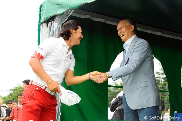 2012年 長嶋茂雄 INVITATIONAL セガサミーカップゴルフトーナメント 最終日 石川遼 イ・キョンフンに逃げ切られ、3位に終わった石川遼は長嶋茂雄・大会名誉会長に勝利の報告が出来なかった。