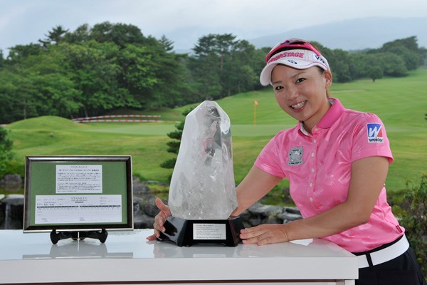 2012年 スタンレーレディスゴルフトーナメント 事前 有村智恵 11日には当時のスコアカードと、水晶でできたモニュメントを東名CCに寄贈した。（提供写真：スタンレーレディスゴルフトーナメント）