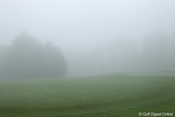 2012年 スタンレーレディスゴルフトーナメント 初日 1番G 濃霧でこんな至近距離も見えない状況