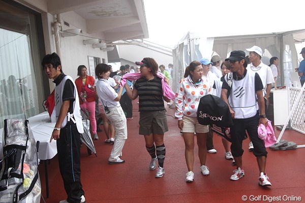2012年 スタンレーレディスゴルフトーナメント 初日 競技中断 濃霧のためクラブハウスに引き揚げてくる選手達