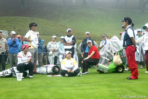 2012年 スタンレーレディスゴルフトーナメント 初日 上原彩子 アンソンジュ 比嘉真美子 濃霧のため待機指示立ってるのも疲れるよね