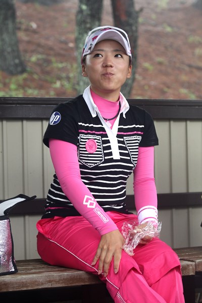 2012年 スタンレーレディスゴルフトーナメント 初日 有村智恵 競技再開を2番ティグラウンド脇の小屋で待つ有村智恵