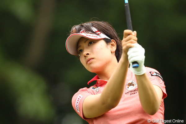 森田が首位！連覇を狙う有村が1打差2位タイ