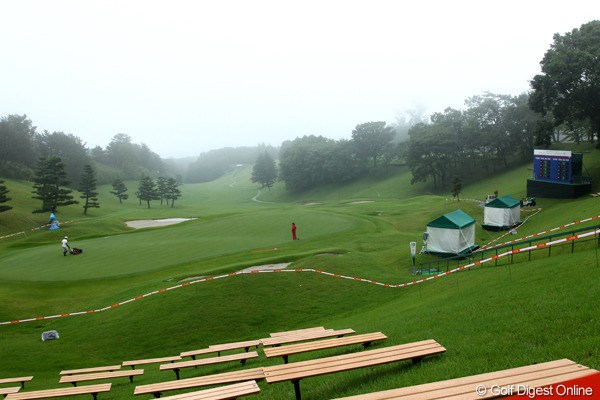2012年 スタンレーレディスゴルフトーナメント 2日目 18番H Am6時30分スタートの予定が昨夜からの雨のためコースコンディション不良で再開も遅れることに