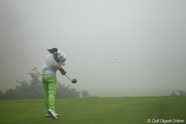 2012年 スタンレーレディスゴルフトーナメント 2日目 5番H またも濃霧、フェアウェイが見えるんでしょうか？