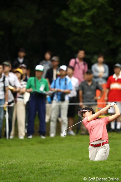 2012年 スタンレーレディスゴルフトーナメント 2日目 森田理香子 8番パー5セカンドショット、このバンカーから2オンイーグル、お見事！