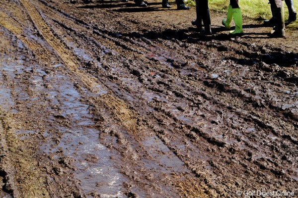 2012年 全英オープン 事前 どろ道 全英オープンに雨はつき物とはいえ、今年の雨量はかなり多め。多くの場所でぬかるみができ、足場を悪くしている