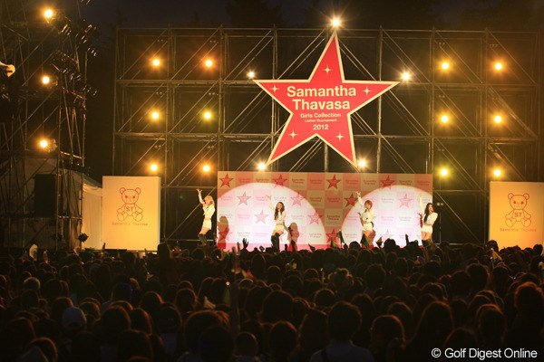 2012年 サマンサタバサ ガールズコレクション・レディーストーナメント E-Girls ライブには『E-Girls』が出演。観客たちもノリノリです！