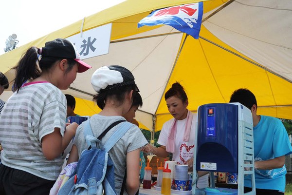 2012年 有村智恵 テントの中では汗を流しながらかき氷作りにも参加