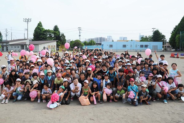 仙台で小学校祭りを開催した有村智恵。子供たちと記念撮影