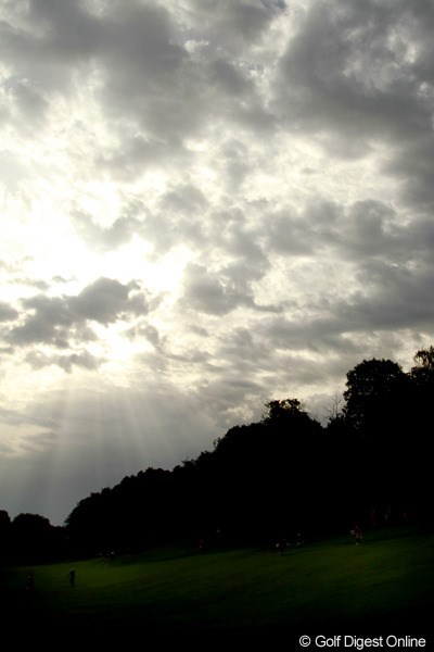 2012年 エビアンマスターズ 3日目 空模様 空模様＝薄い雲の合間から差し込む陽光。そして雲が急に厚くなり、空が泣き出した