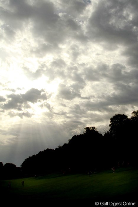 空模様＝薄い雲の合間から差し込む陽光。そして雲が急に厚くなり、空が泣き出した 2012年 エビアンマスターズ 3日目 空模様