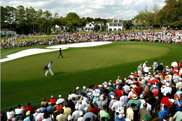 タイガー・ウッズ 鮮やかなグリーンと大勢のパトロンが取り囲むオーガスタ。タイガーが、注目の日本勢が間もなく舞台に立つ（Jamie Squire /Getty Images）