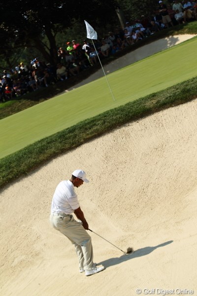 2012年 WGCブリヂストンインビテーショナル 初日 タイガー・ウッズ 超インパクトの瞬間。当たり前だけどやっぱり砂を先に打つのね。まだ球が見えないもん。