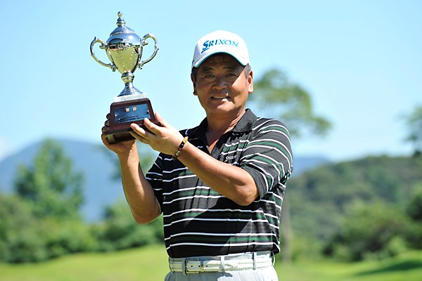 今季初勝利を逆転で飾った三好隆 2日間の短期決戦を制した 画像提供 日本プロゴルフ協会 12年 Isps ハンダカップ 灼熱のシニアマスターズ 初日 三好隆 フォトギャラリー Gdo