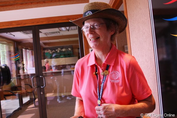 2012年 WGCブリヂストンインビテーショナル 3日目 ボランティアのバーバラ・ディートリッヒさん ファイヤーストーンCCでボランティアを務めるバーバラ・ディートリッヒさん。胸のストラップには勤続50年などの金バッジが光る。