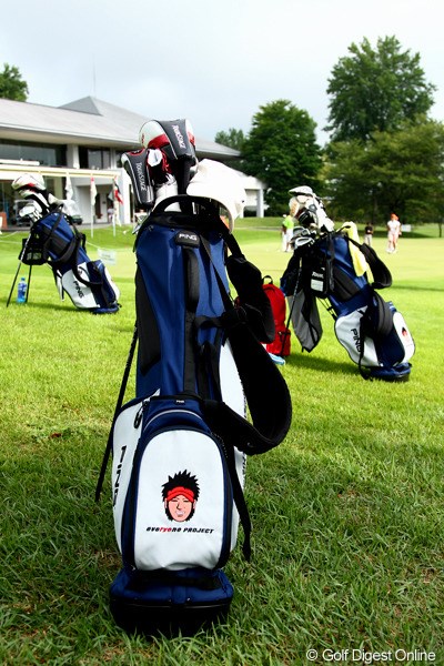 2012年 「石川遼ジュニアゴルフトーメント ワールドジュニアゴルフインビテイショナル」 最終日 キャディバッグ 出場ジュニアたちにはキャディバッグが贈呈された