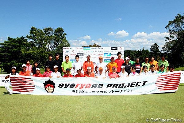 2012年 「石川遼ジュニアゴルフトーメント ワールドジュニアゴルフインビテイショナル」 最終日 最終日まで残った選手たちによる集合写真。ここから何人のジュニアたちが世界へと羽ばたくのか