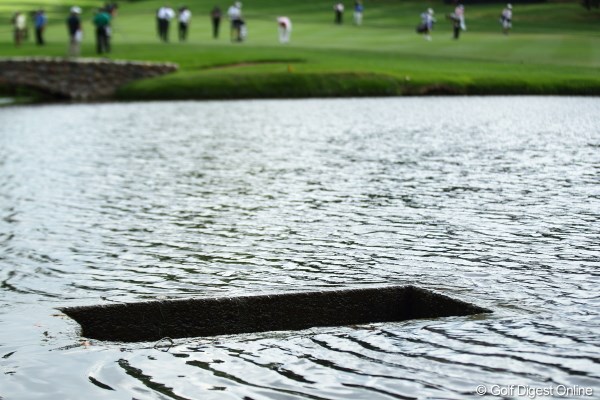 2012年 WGCブリヂストンインビテーショナル 最終日 16番ホールの池 この穴に吸い込まれたら地球のコアまで行ってしまいそう。。。