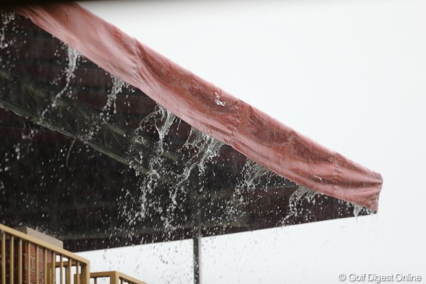 2012年 WGCブリヂストンインビテーショナル 最終日 クラブハウス 中断中の雷雨、ハンパじゃなかった。