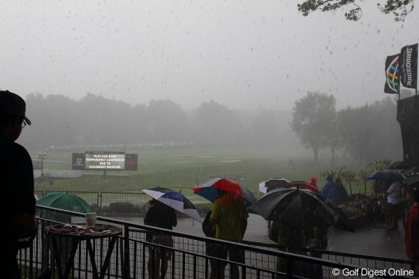 2012年 WGCブリヂストンインビテーショナル 最終日 クラブハウス前 雷雨がすさまじかった。