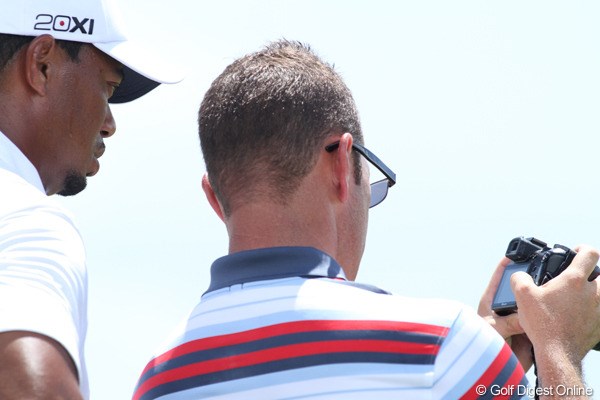 2012年 全米プロゴルフ選手権 事前 タイガー＆フォーリー 練習場でスイングを撮影しチェックするタイガー・ウッズとコーチのショーン・フォーリー