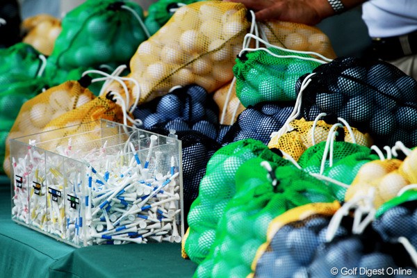 2012年 全米プロゴルフ選手権 事前 ボール 練習場のボールは色分けされたバッグに種類ごとに入れてある。玉ねぎに見えませんか？