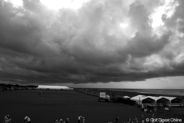 2012年 全米プロゴルフ選手権 事前 雨雲 雨が降らなくとも湿気が高く、カメラのレンズがすぐに曇る