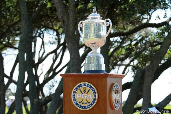 2012年 全米プロゴルフ選手権 初日 ワナメーカー・トロフィー 1番のティグラウンドに鎮座するトロフィー。誰の手に渡るのだろう