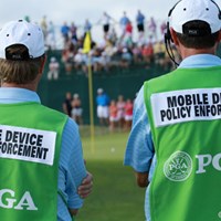 携帯電話を持ち込んでも良いが、撮影や指定場所意外での通話は禁止。違反するとこの人たちがやってきます 2012年 全米プロゴルフ選手権 初日 取締官