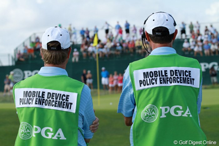 携帯電話を持ち込んでも良いが、撮影や指定場所意外での通話は禁止。違反するとこの人たちがやってきます 2012年 全米プロゴルフ選手権 初日 取締官