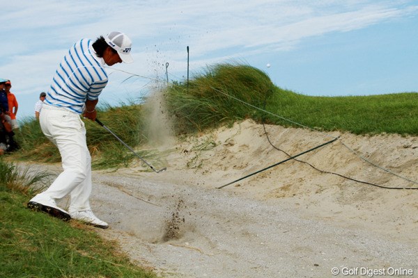 2012年 全米プロゴルフ選手権 2日目 カート道 バンカーはソールしても良いが、カート道も砂地なため救済はなく、あるがままに打つ